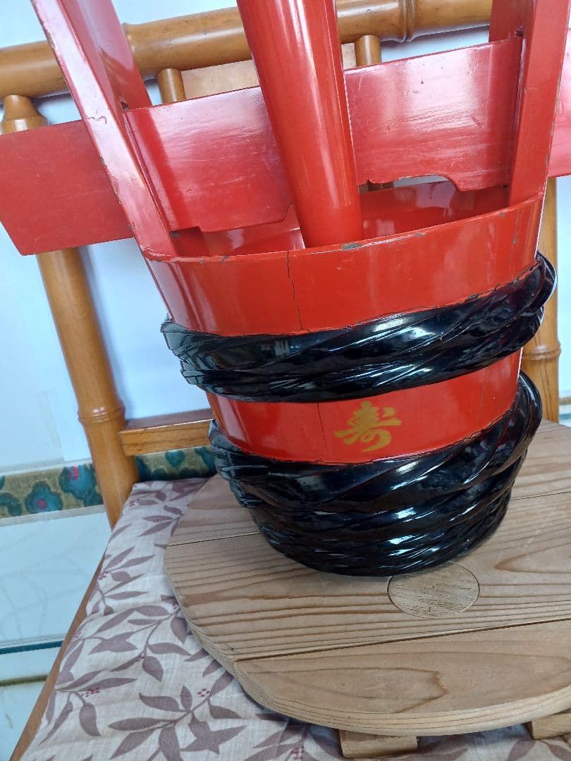 結納に祝い酒５本と一緒に奉納する角樽です。