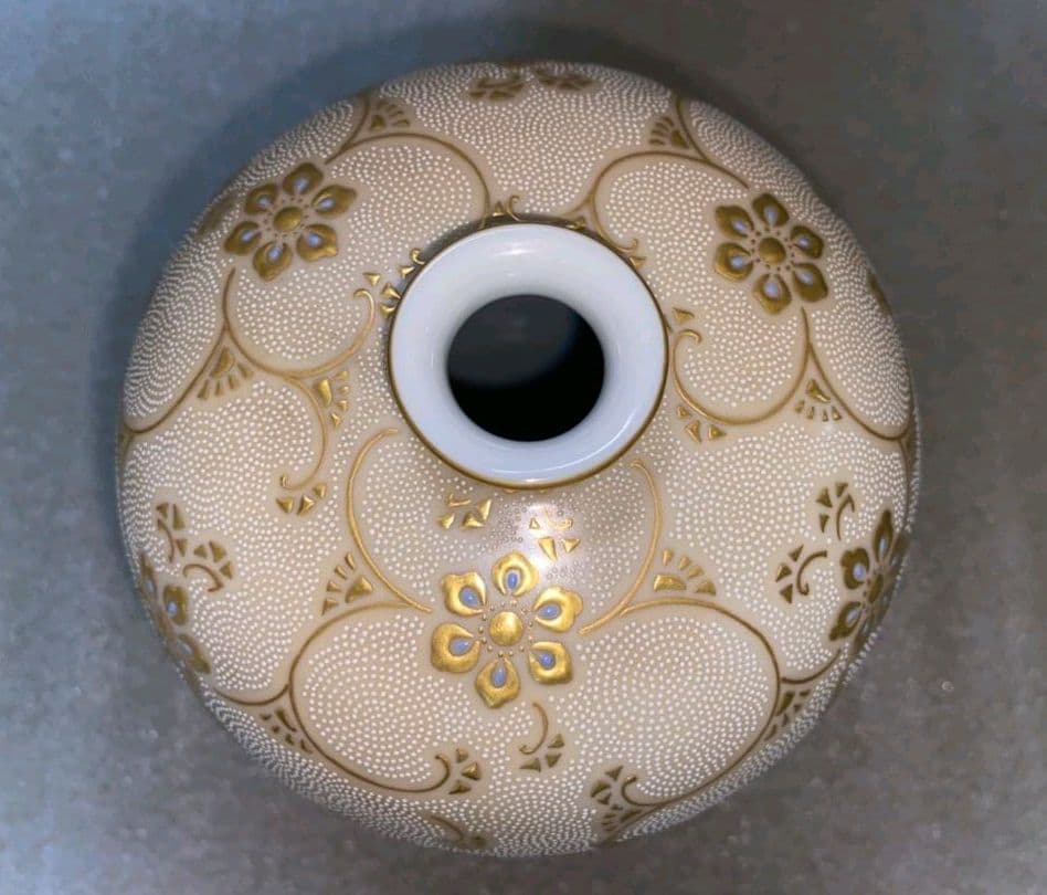 九谷焼 人気作家『仲田錦玉』造 渦打白粒唐草文☆花瓶　花入れ　壺