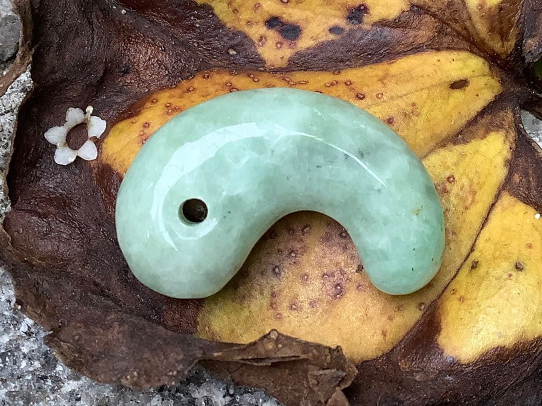 ✳ 自信の安価お値段‼️自信の品質‼️糸魚川翡翠勾玉*緑*人気の平塚古墳型　鑑別書付