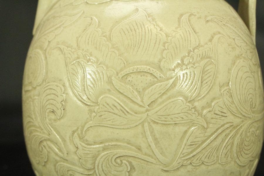 中国美術 白磁 陽刻草花紋 瓶(ZE663)