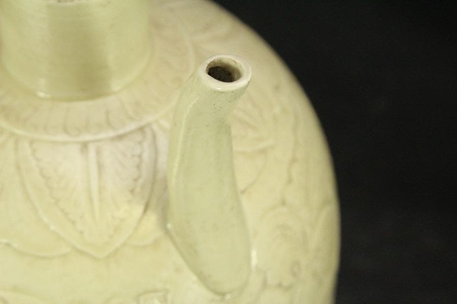 中国美術 白磁 陽刻草花紋 瓶(ZE663)