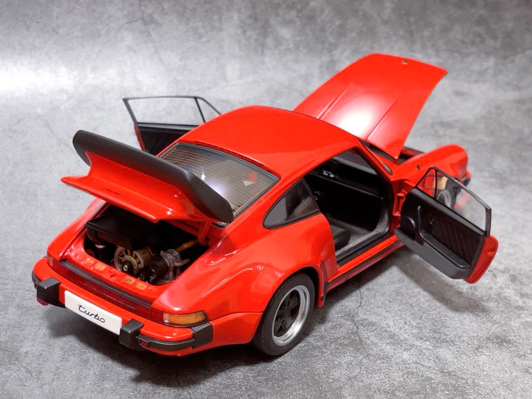 びんぼっちゃま 　AUTOart 1/18 Porscheポルシェ 911