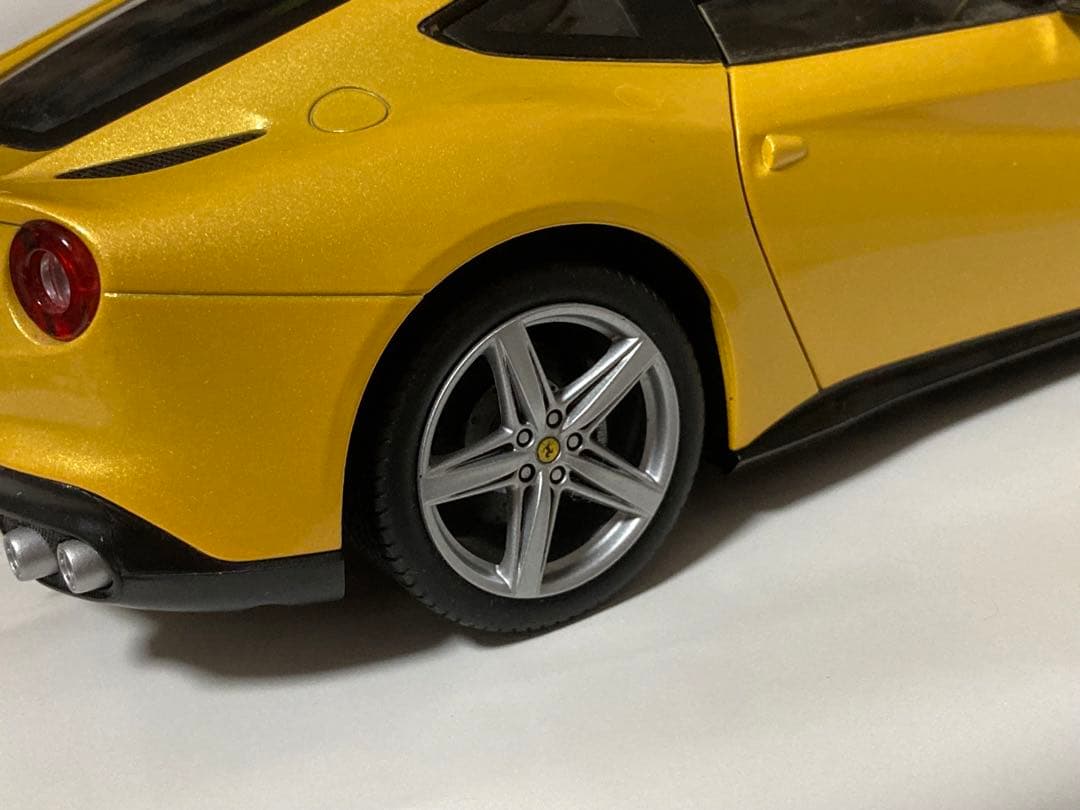ホットウィールエリート .1/18フェラーリ F12ベルリネッタ イエロー
