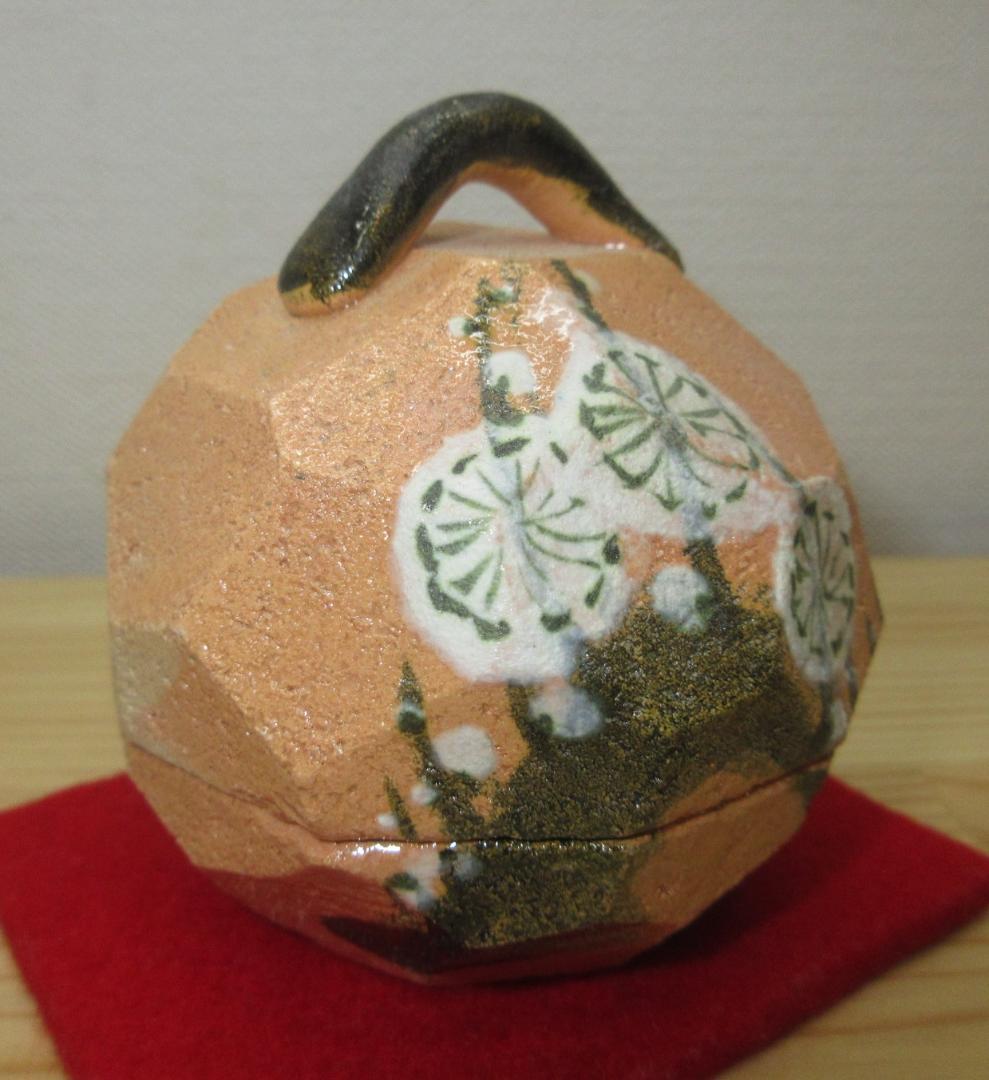 送料込【逢絢亭・新品】茶道具 香合 赤楽 乾山 槍梅の図 佐々木昭楽 共箱入り