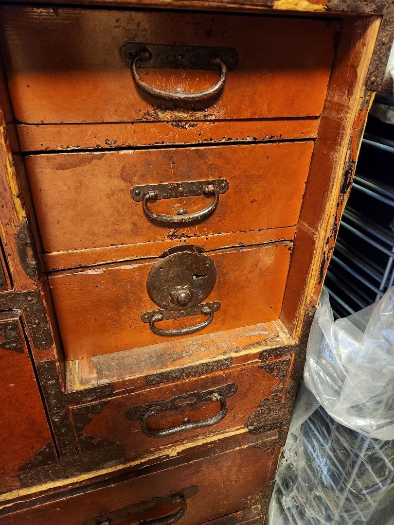 伝統的な日本の木製箪笥