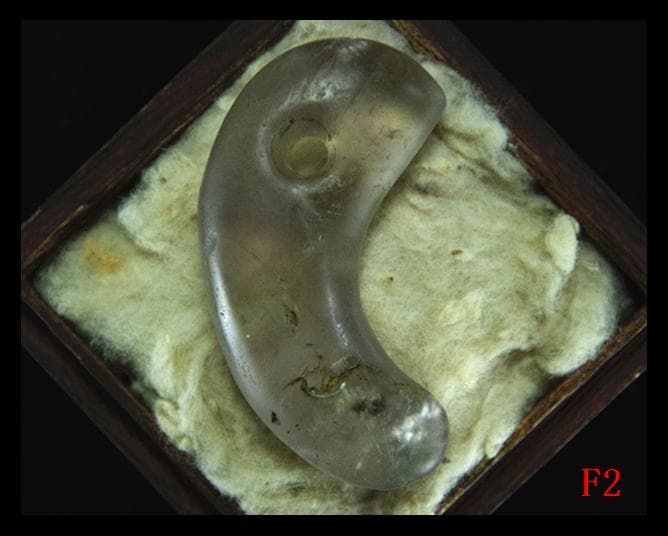 古墳期★表面風化★特有な結晶が見られ★古色上質薄紫色水晶製★特大コ字形勾玉