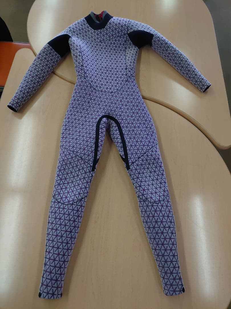 Billabong 秋冬初春用 裏起毛セミドライスーツ 黒・赤/カラフル葉柄