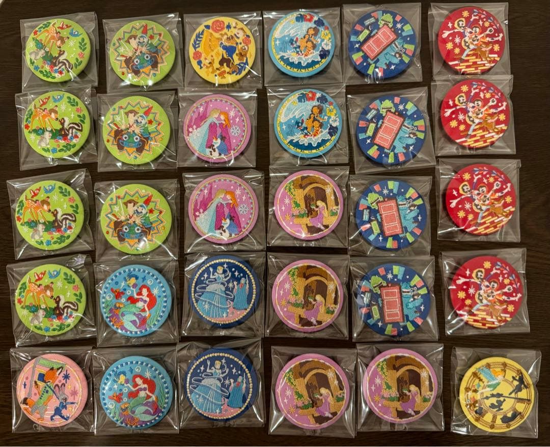 34個【ディズニーキャラクターズ刺繍缶バッジ1・2】※お菓子なし