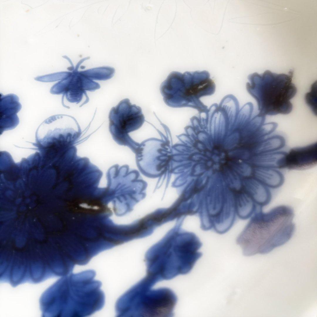 明時代古染め付け　 上手陰刻草花図約七寸皿