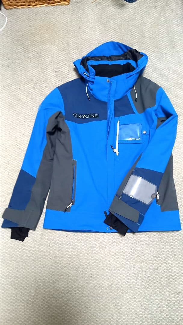 オンヨネデモ　ハイグレータースキーウェア　サイズ上SS　下S－3㎝