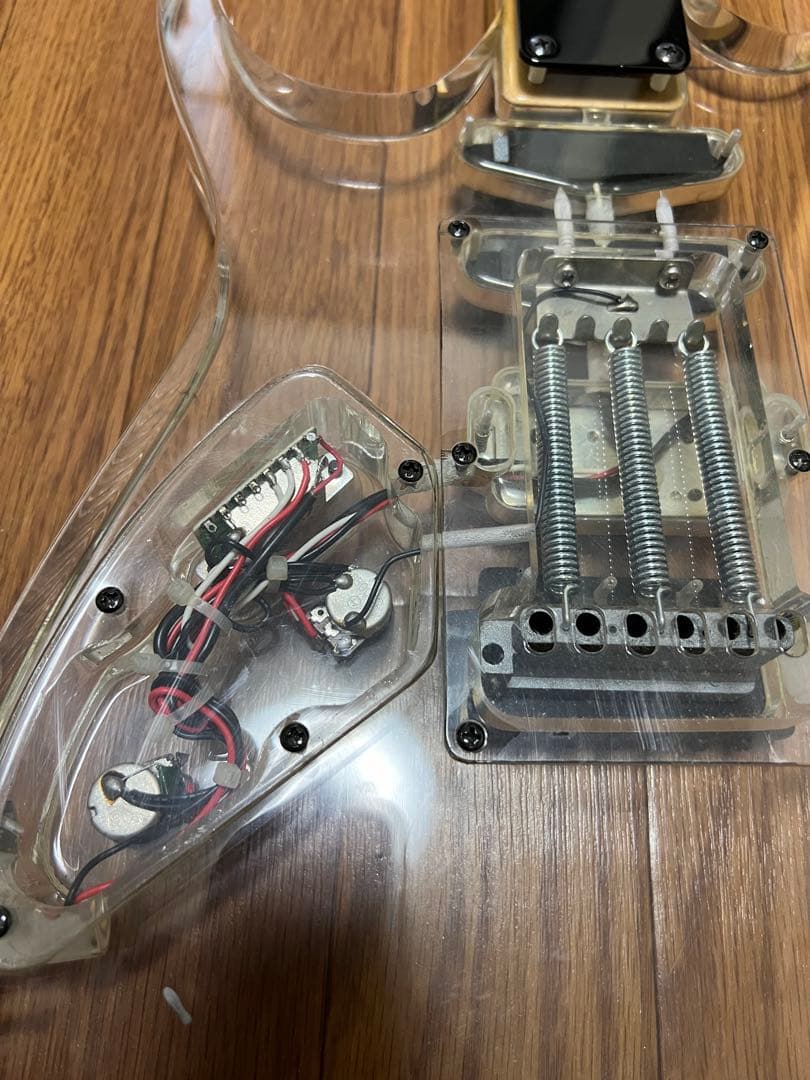 エレキギター 透明 アクリルボディ