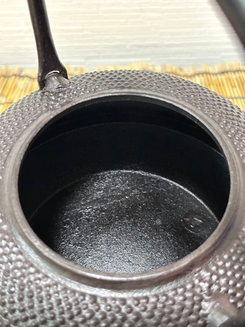 未使用、付属品付　岩手県奥州 佐秋鋳造所佐藤守巨造 真作保証　南部鉄瓶 南部鉄器