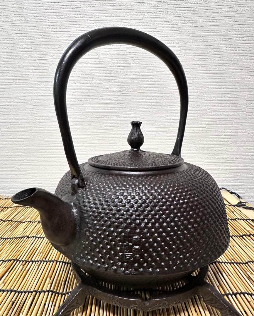 未使用、付属品付　岩手県奥州 佐秋鋳造所佐藤守巨造 真作保証　南部鉄瓶 南部鉄器