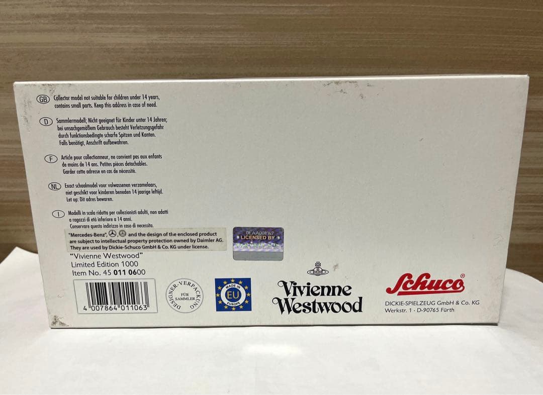 Vivienne Westwood コラボ　Schuco ミニカー　レッド