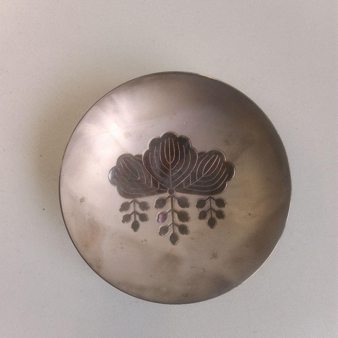 葉と花の模様が美しい銀製の小皿 木製の箱付き