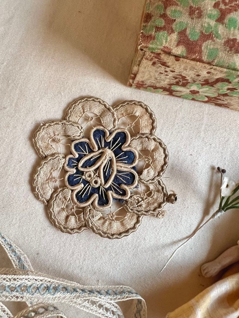 フランスアンティーク　カルトナージュボックス　ビスクドール　小物たちのセット