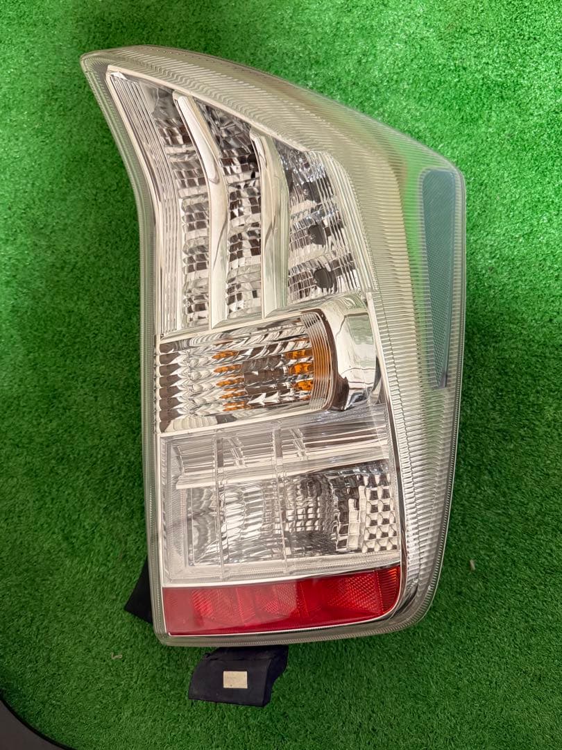 トヨタ　プリウス 30 純正テールランプ左右セット　送料込み　中古品