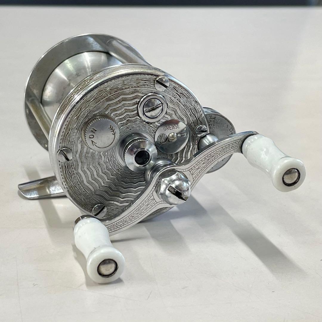 PFLUEGER SUMMIT 1993L 彫刻系ダイレクトリール