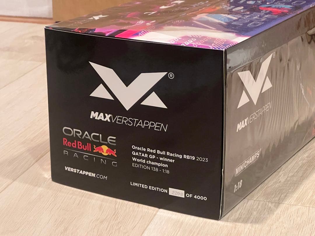 フェルスタッペン別注 ミニチャンプス 1/18 レッドブル RB19