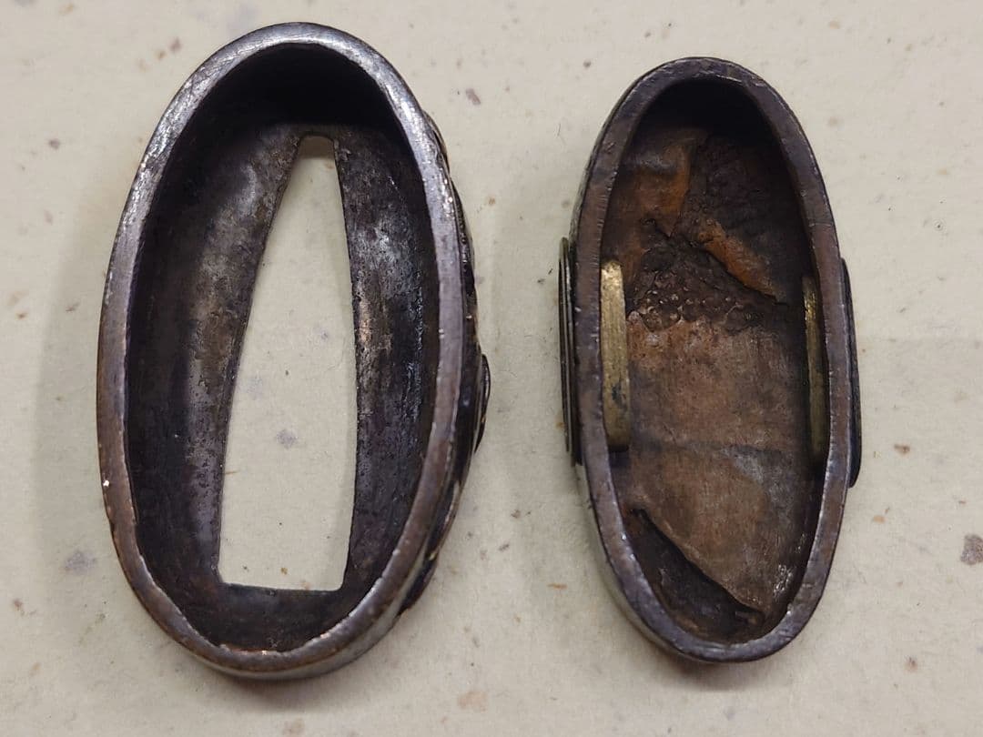 縁頭、山金地に茸の里図、