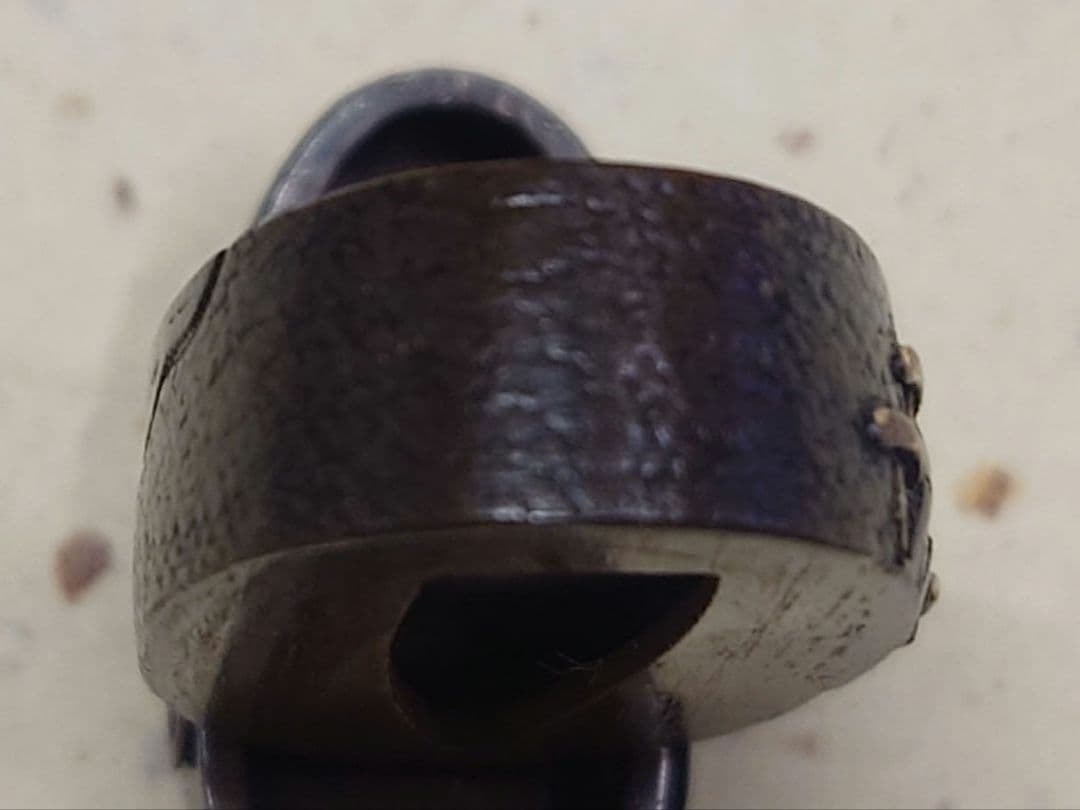 縁頭、山金地に茸の里図、