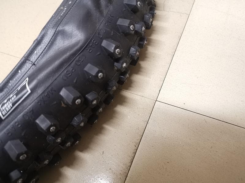 希少 2本 アイススパイカー シュワルベ 26インチ スパイクタイヤ