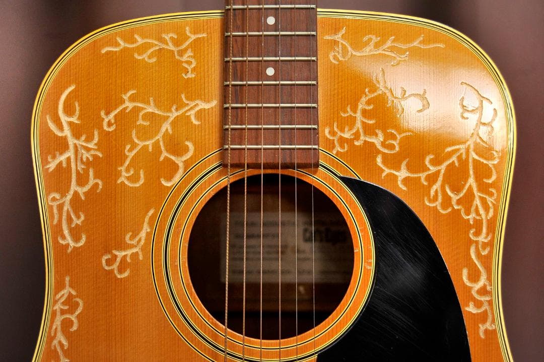 ★彫刻ギター　Cat's Eyes CEシリーズ　舞台にストリート演奏とオブジェ