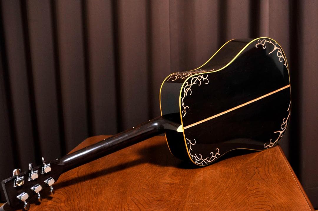 ★彫刻ギター　Cat's Eyes CEシリーズ　舞台にストリート演奏とオブジェ