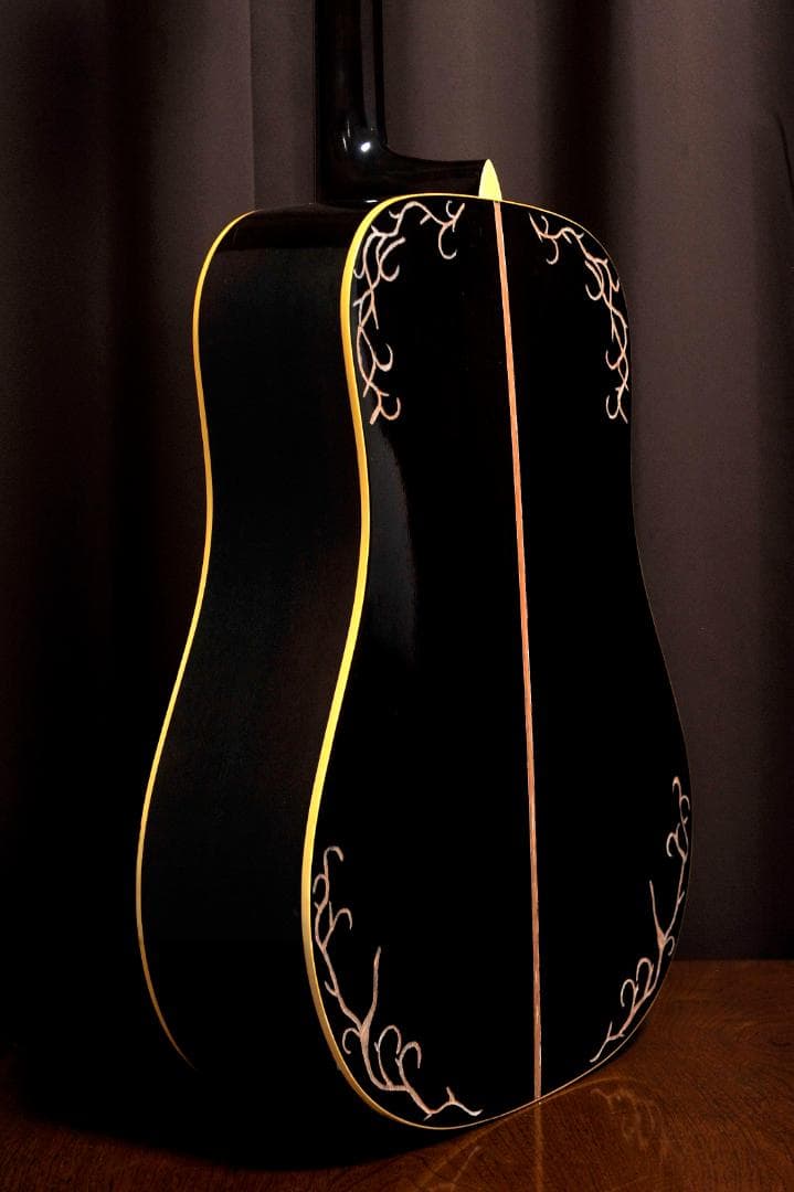 ★彫刻ギター　Cat's Eyes CEシリーズ　舞台にストリート演奏とオブジェ