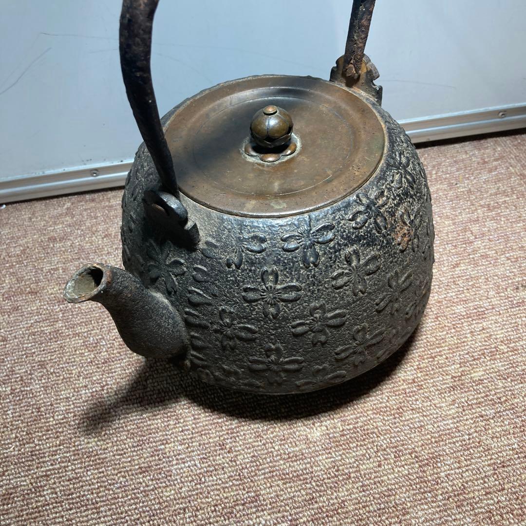 大正期昭和初期晴寿堂花模様鉄瓶