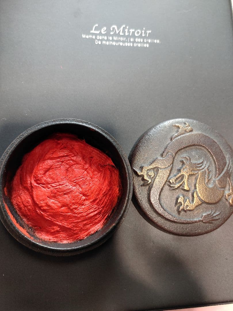 金属製ドラゴン彫刻の朱肉円形容器