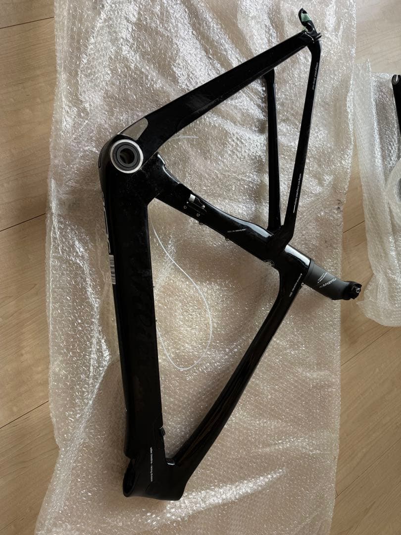 カーボンロードバイクフレームとホイールセット