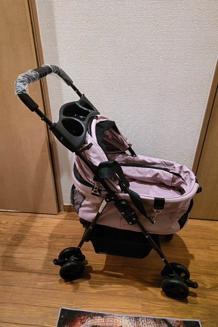 ピンクの犬用ペットカート