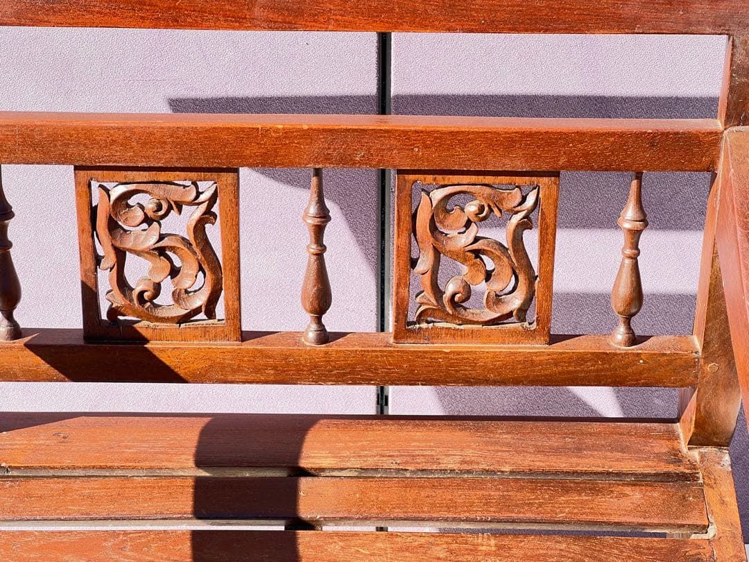 チーク材またはオーク材で作られたオランダ植民地風のベンチまたは椅子