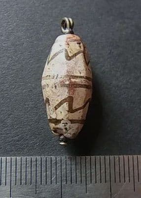 ★G2601★古代ストーンビーズ (A45)クシャン　白い紅玉髄　エッジド