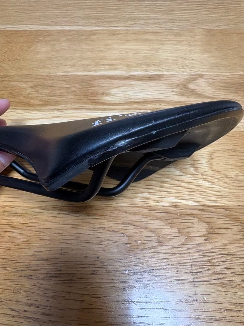 fi'zi:k VENTO ANTARES R5 140mm サドル　黒