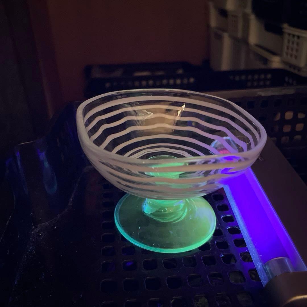 骨董　時代ガラス　超希少　四角型　白糸巻紋　水色脚付　氷コップ　ウラン