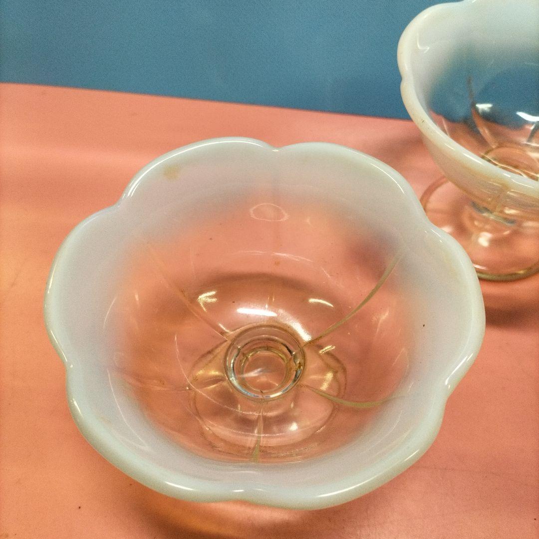 昭和レトロ 花びら型ガラスカップ 3個セット　ウランガラス　レトロ