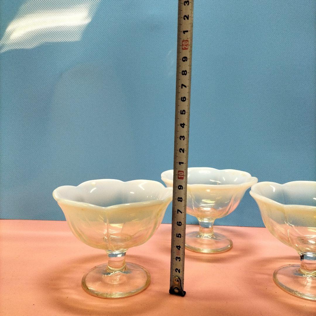 昭和レトロ 花びら型ガラスカップ 3個セット　ウランガラス　レトロ