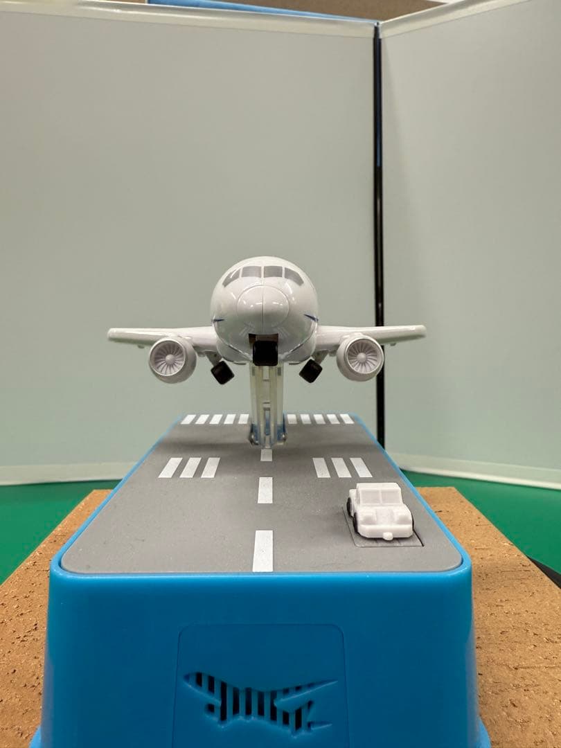 美品新品未開封！希少です。飛行機貯金箱 ANA Ver タイヤの収納が綺麗！