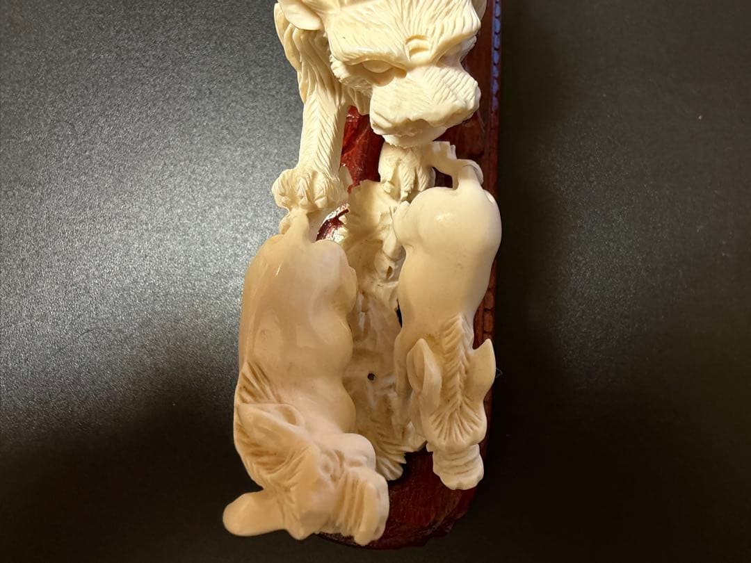 ライオンと獲物の彫刻置物