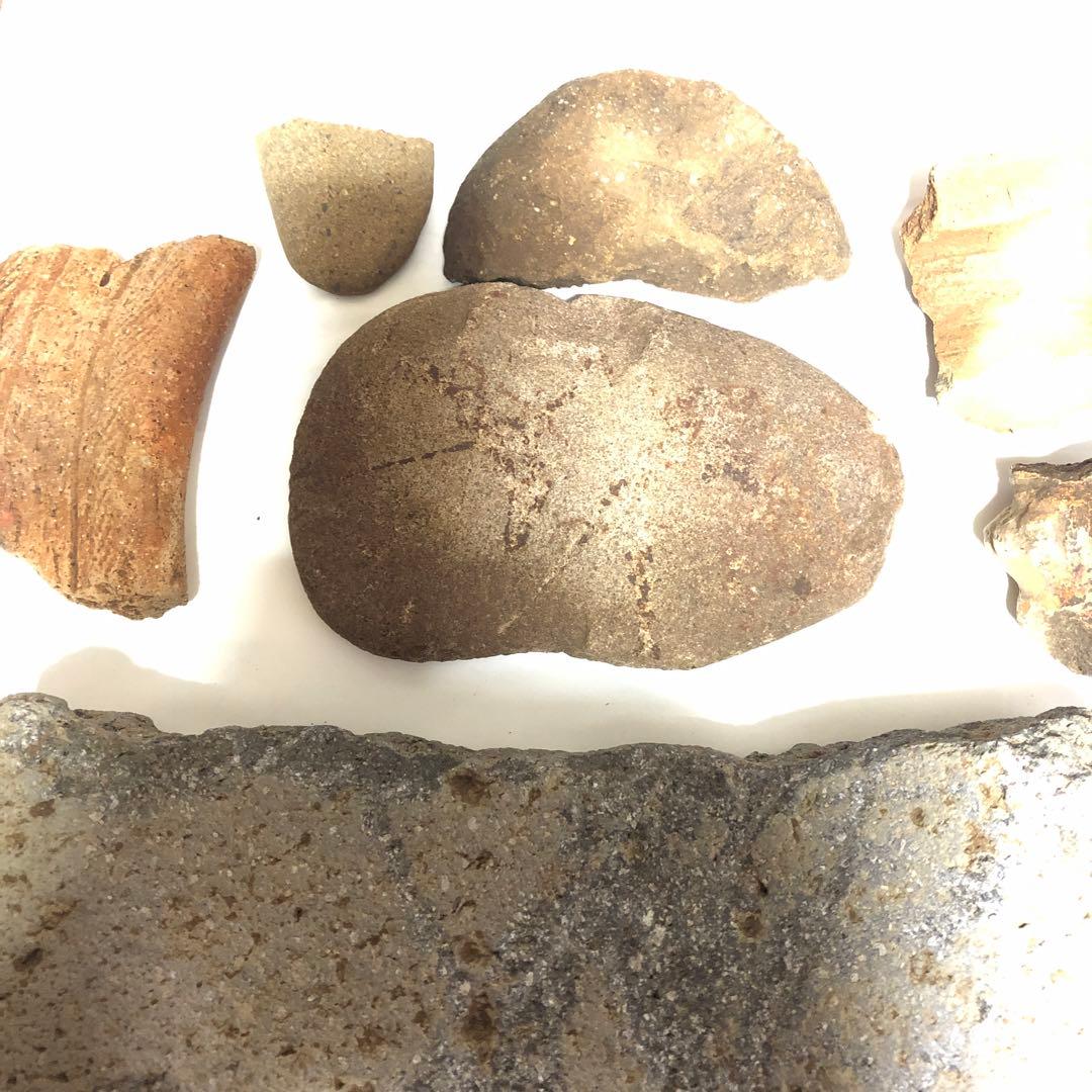 縄文時代の石皿、石斧、土器破片