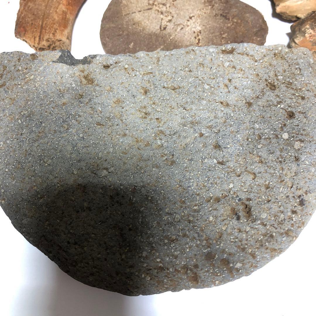 縄文時代の石皿、石斧、土器破片