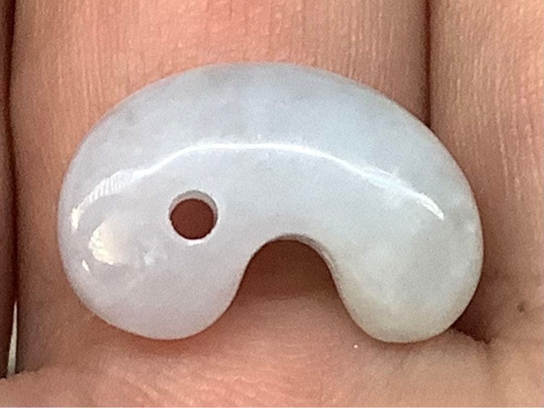 今回の原石大当たり‼️極上*氷*糸魚川翡翠勾玉アイスジェイド　幸運御守り　鑑別書付