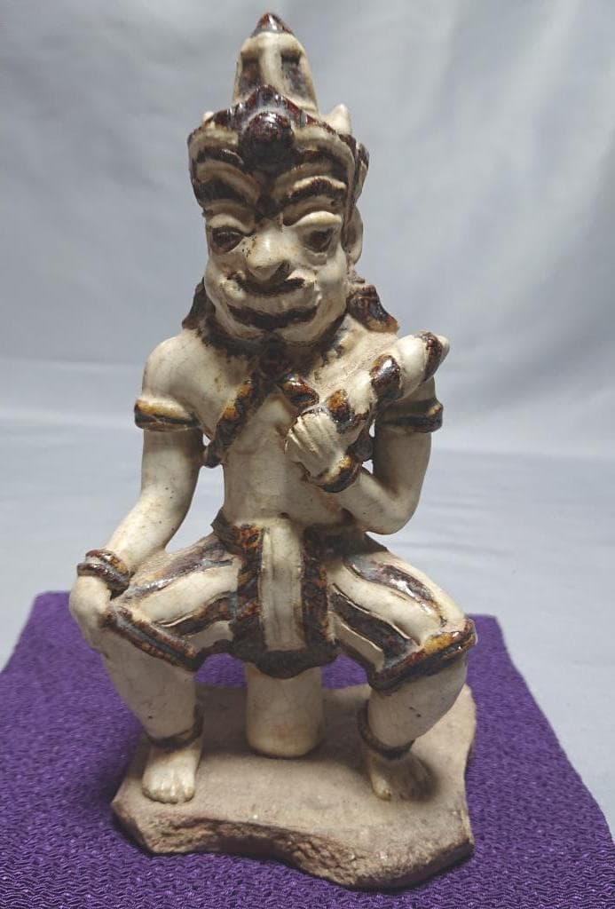 コレクター収集品　タイ　スワンカローク　コウノイ窯　白濁鉄絵武人像