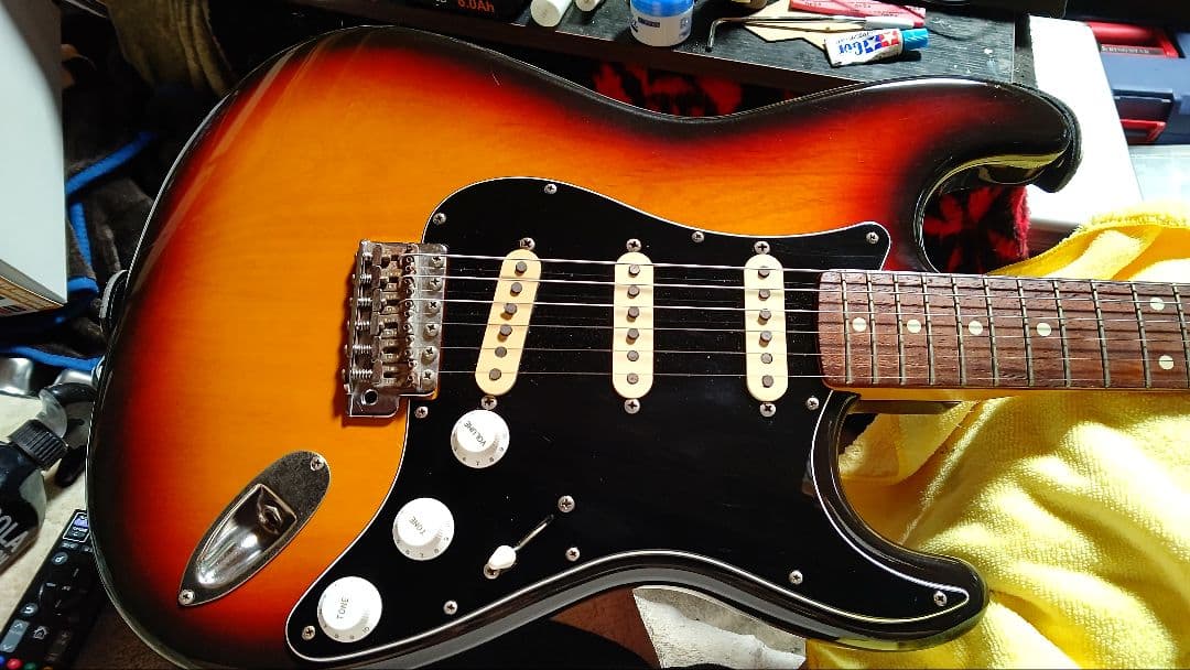 フェンダー・ジャパン、ストラトキャスター - カラー: サンバースト