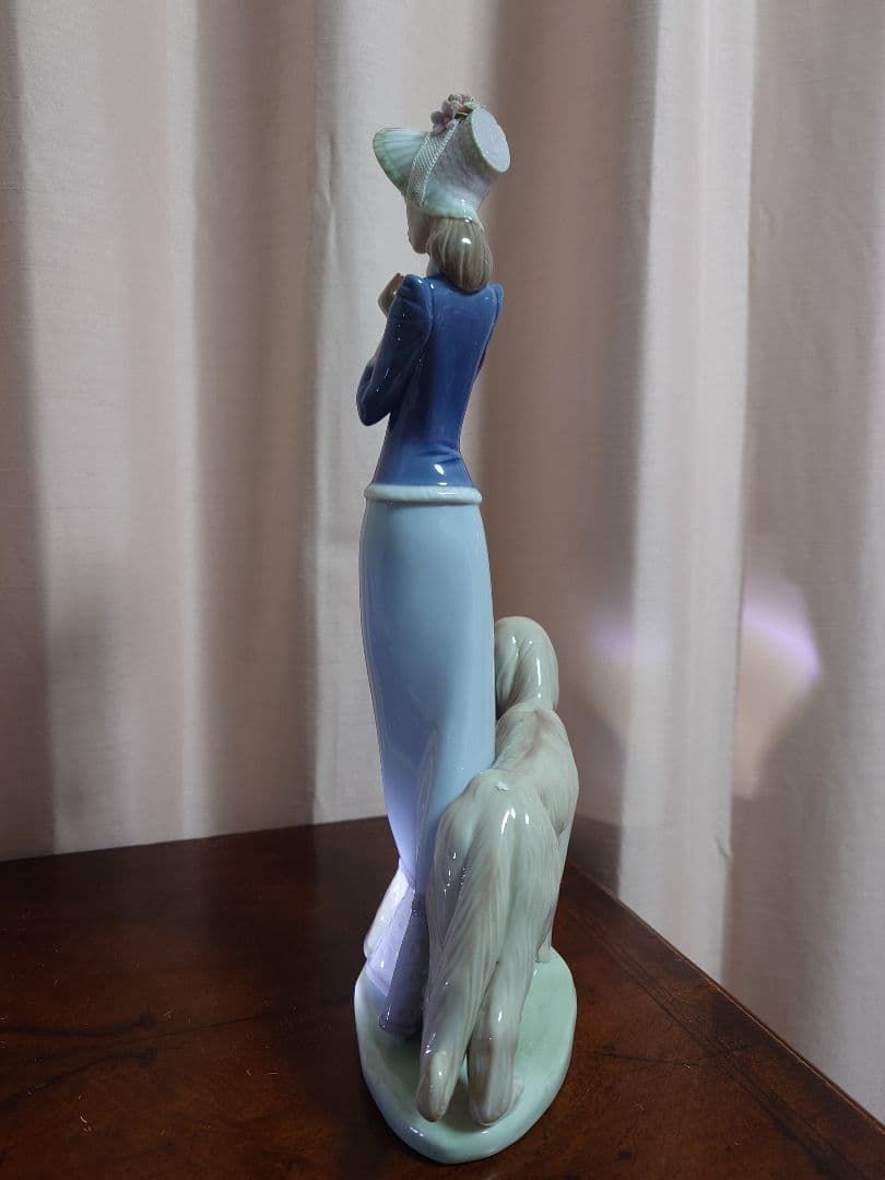 専用J様　LLADRO　青と白の陶器製女性像と犬