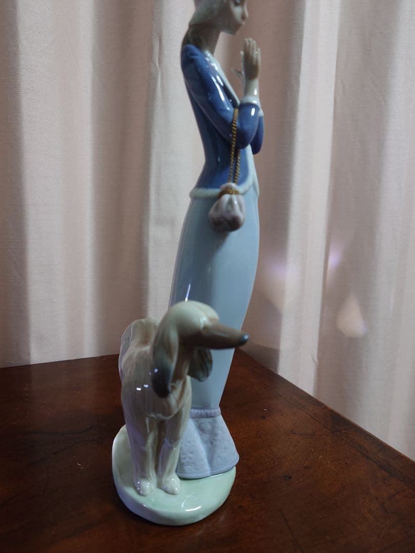 専用J様　LLADRO　青と白の陶器製女性像と犬