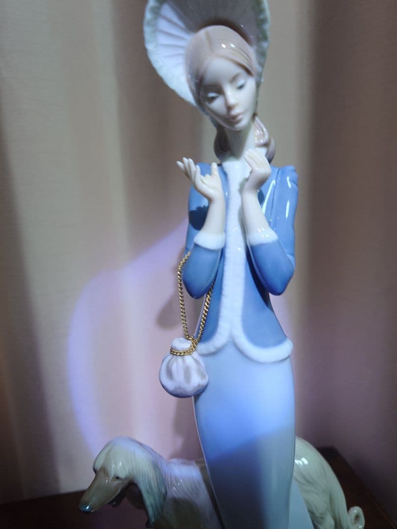 専用J様　LLADRO　青と白の陶器製女性像と犬