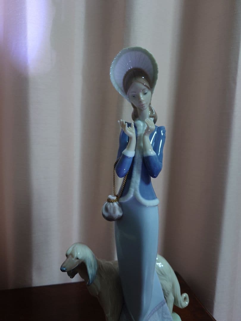 専用J様　LLADRO　青と白の陶器製女性像と犬